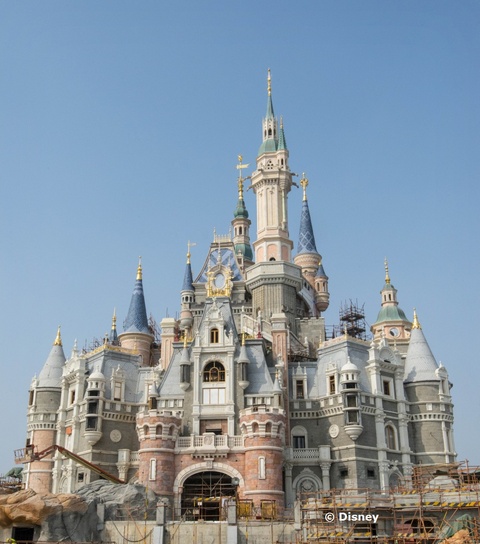 enchanted-storybook-castle-shanghai-disney-resort.jpg