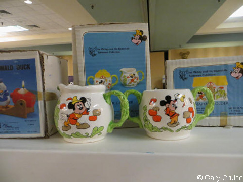 Mickey_Mouse_cream_and_sugar_set