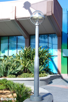Innoventions Courtyard Lamp Post