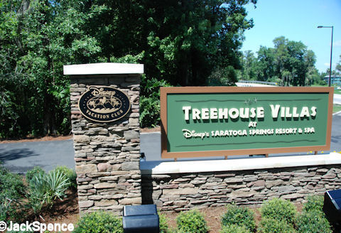 Treehouse Villas Entrance Sign