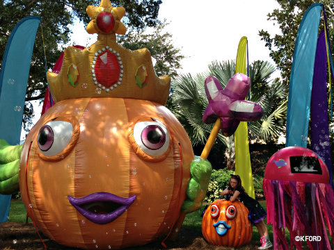 2013-seaworld-spooktacular-pumpkin-inflatable.jpg