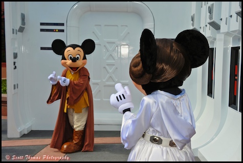 Jedi Knight Mickey Mouse waving to Princess Minnie 