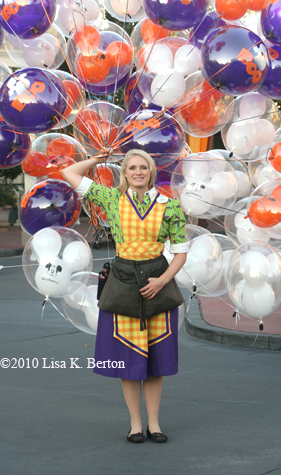 lkb-CMs201-balloonseller.jpg