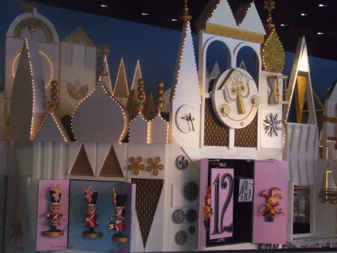 The Clock in the it's a small world queue